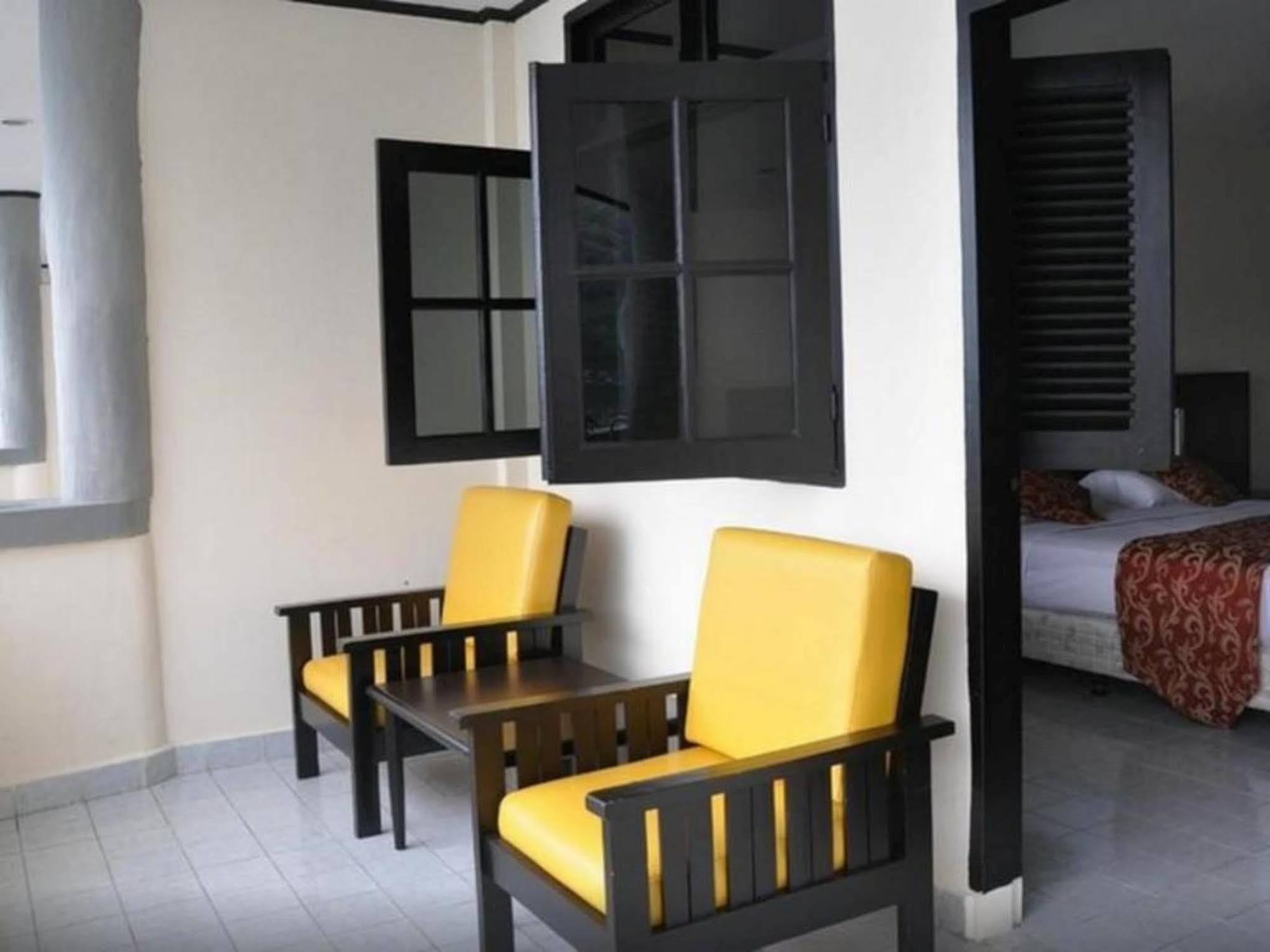 Danau Toba International Cottage Parapat Exteriör bild